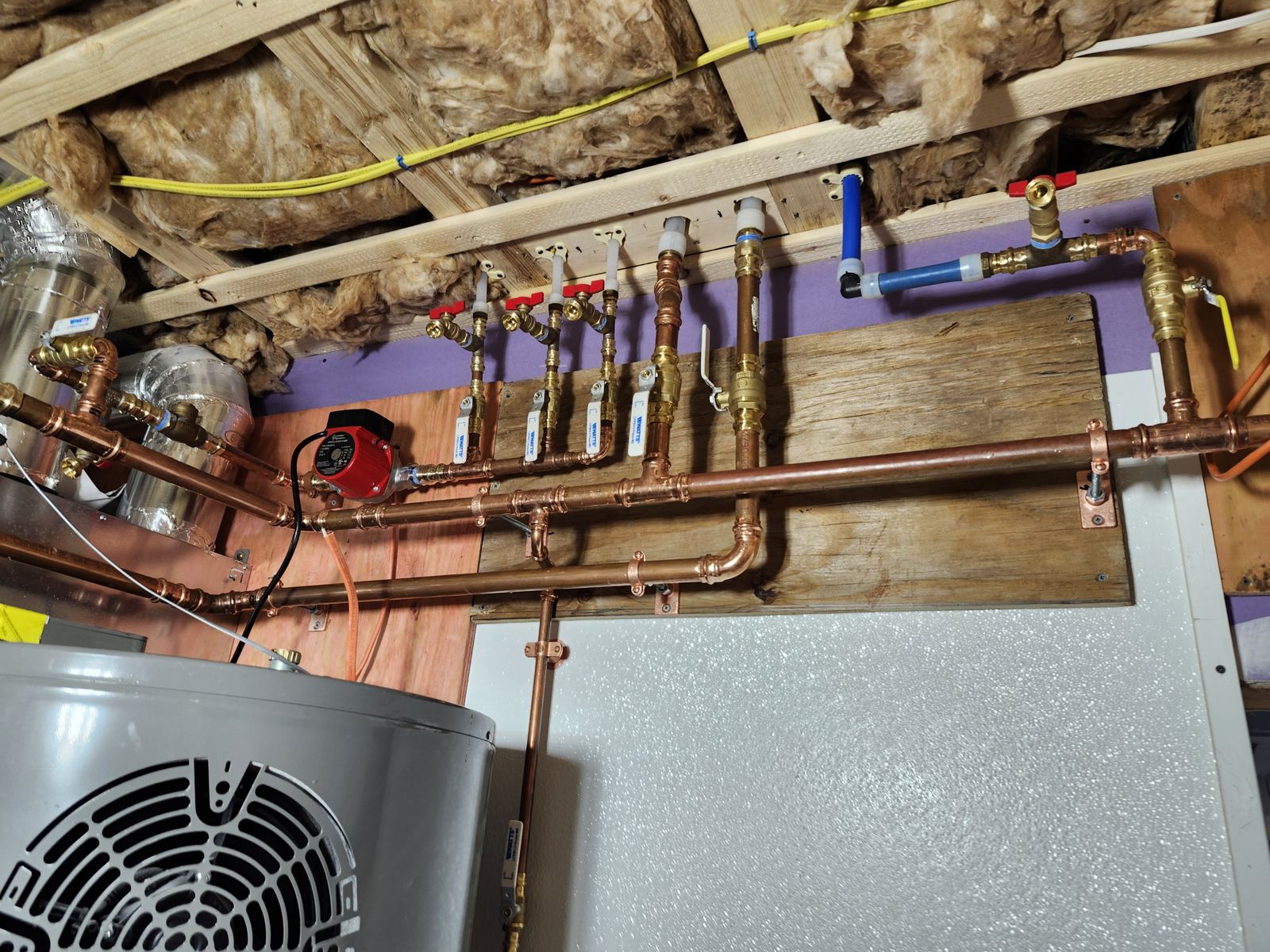 Copper supply manifold with shutoff valves and recirculation pump in a new build