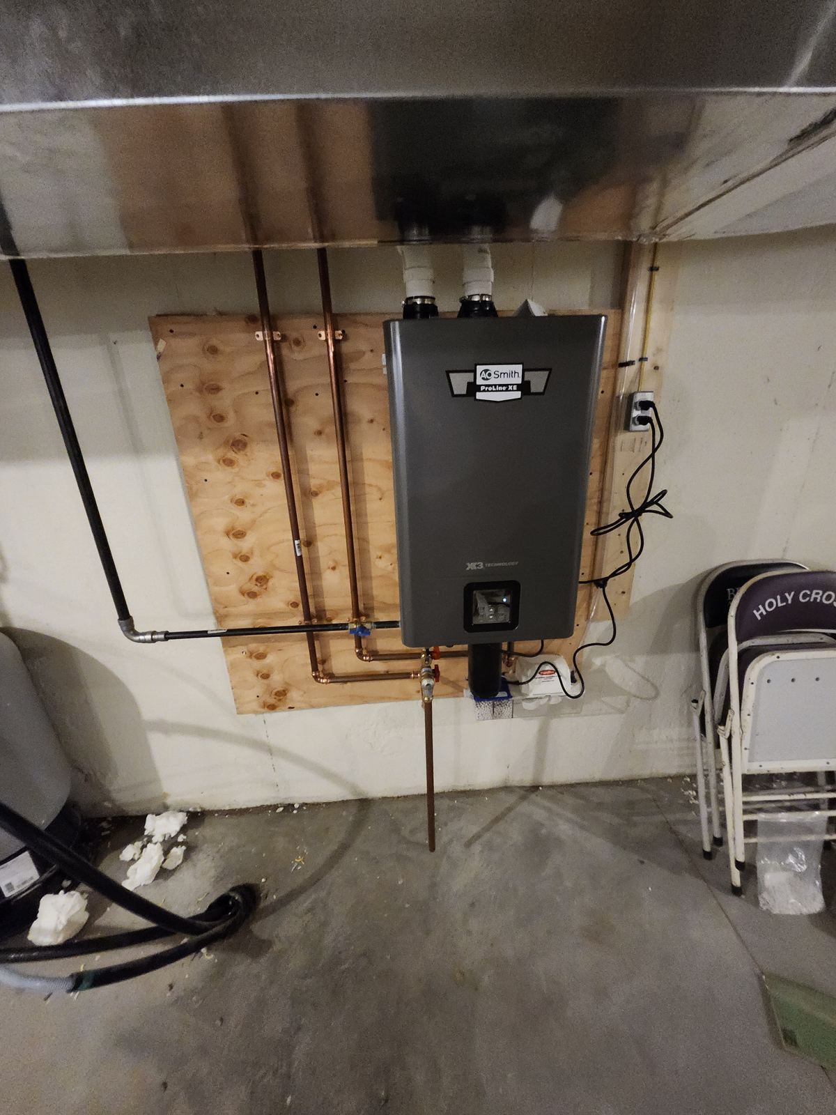 Wall-hung tankless water heater with copper supply lines